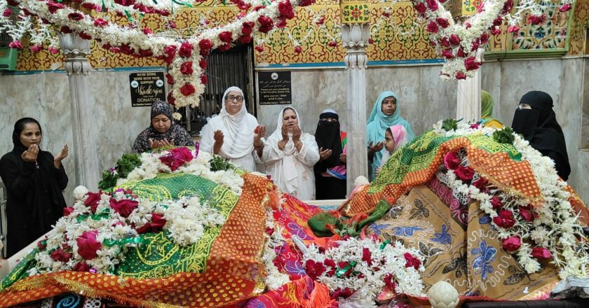 Dharavi residents pray for  redevelopment at Mahim Dargah