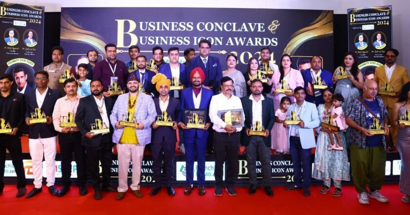 Bollywood Actor Sharman Joshi Shines the Franchise Batao Business Awards 2024.