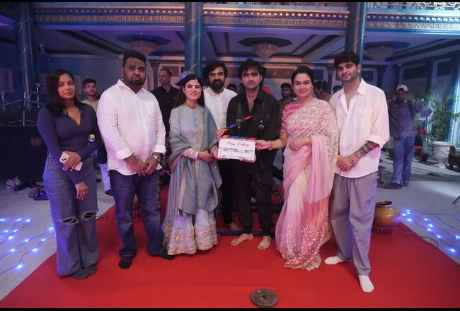 Paras Mehta Unites Padmini Kolhapure and Devi Chitralekha Ji for Soulful Bhajan