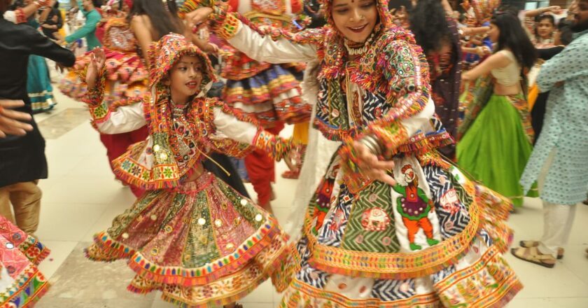 Shrinathji Garba Class Kicks Off Navratri with Pre-Navratri Celebration at Reliance Mall