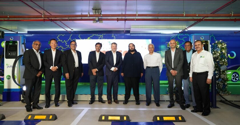 Anant Ambani and Murray Auchincloss inaugurate Jio-bp’s 500th EV-charging station at Jio World Centre (JWC), BKC, Mumbai, marking the installation of 5,000 Jio-bp charging points in India