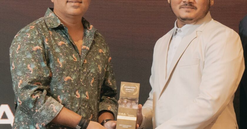Ashneer Grover Awards Aniket Nemade Best Stock Market Mentor.