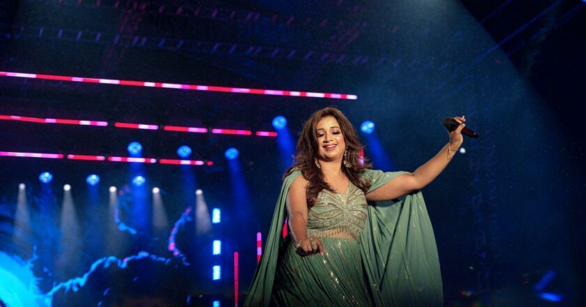 Shreya Ghoshal Mesmerises Fans at Hyderabad’s Record-Breaking Concert with Richika Dadheech’s Grand Gesture