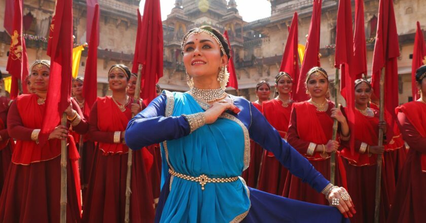 Amruta Khanvilkar’s “Vandan Ho” Song from Sangeet Manapmaan Released