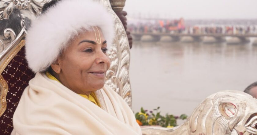 Jagadguru Sai Maa Lakshmi Devi Takes Shahi Snan/Amrit Snan at Prayagraj Maha Kumbh with Foreign Disciples