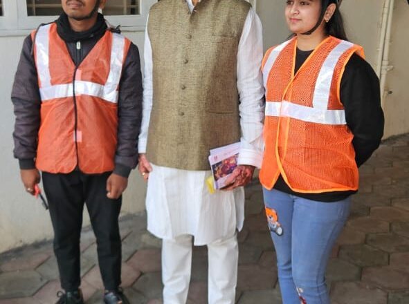 Female Technician Installs Smart Meter at MLA’s House, Urges Parents to Change Their Perspective on Daughters