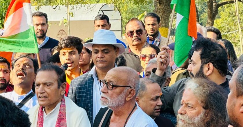 A Spiritual Salute to the Nation: Dr. Dinesh Shahra and MorariBapu Unite at Mahakumbh ahead of Republic Day Celebration