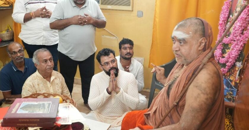 A Divine Encounter in with Jagatguru Shankara Vijayendra Saraswati:- Tapan Acharya Seeks Blessings from Jagatguru Shri Shankara Vijayendra Saraswati Swamigal