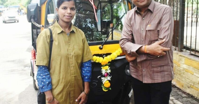 Mumbai Social Activist Gifts Auto Rickshaw to Woman Driver on Raksha Bandhan