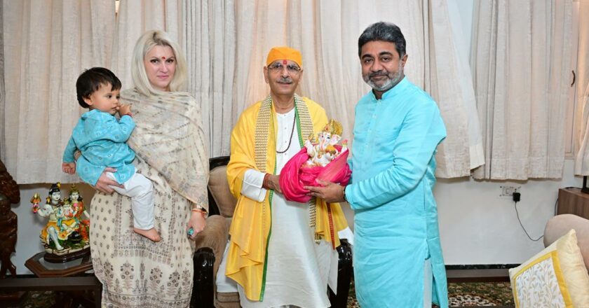 Renowned spiritual orator and Head of Vishva Jagriti Mission, Acharya Sudhanshu Ji Maharaj, confers the title of ‘Gau Rakshak’ (Protector of Cows) upon Dr. Abhishek Verma