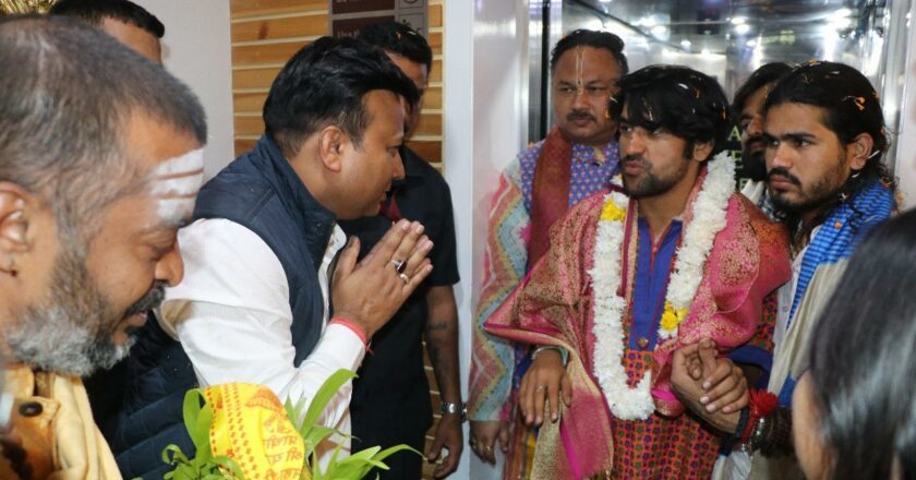 Bageshwar Baba at Sanskriti University: Inspires Students, Praises Values & Salutes – “Border Pe Jawan, Desh Ka Kisaan Hi Bharat Ke Asli Heroes!”