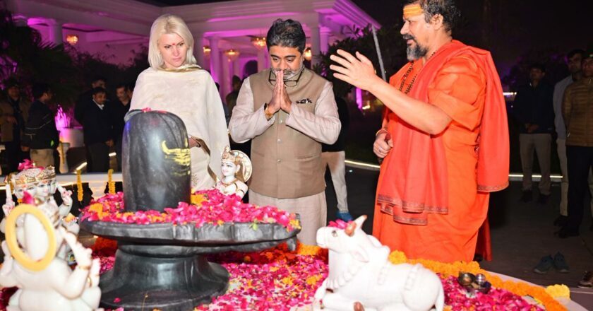 Dr. Abhishek Verma Receives Blessings of Acharya Mahamandaleshwar Swami Kailashanand Giri Ji Maharaj; Discussion on Sanatan Dharma and Social Welfare