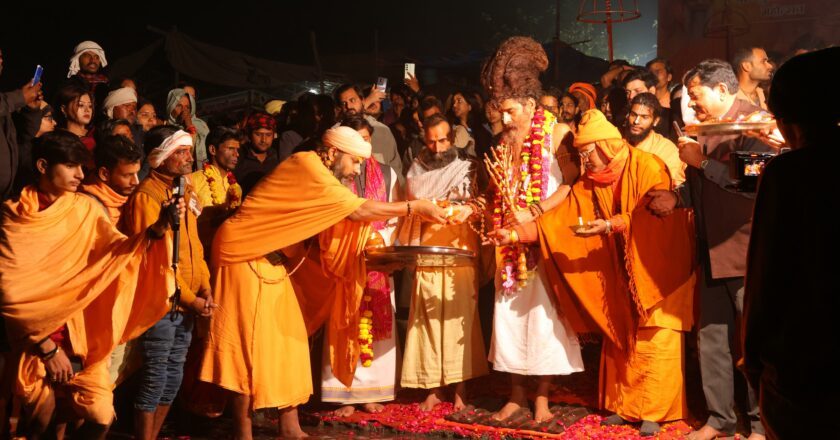 A Sacred Evening of Unity: Rashtra Ekta ke Liye Yamuna Aarti Led by Sadguru Shri Riteshwar Maharaj Ji at Vrindavan